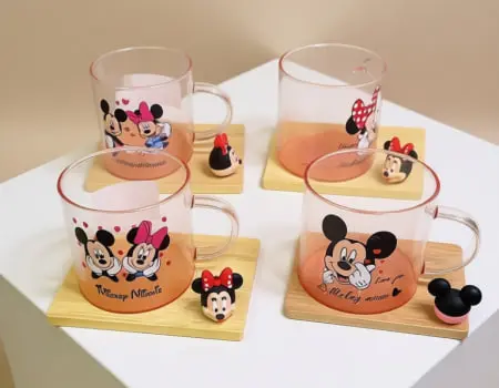 كوب زجاج بالقاعده خشب ميكي [ عبوه 80 ]