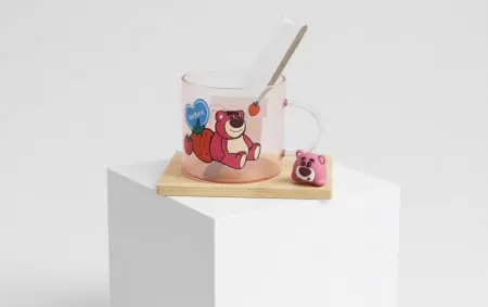 كوب زجاج بالقاعده خشب ديذني [ عبوة 80 ]